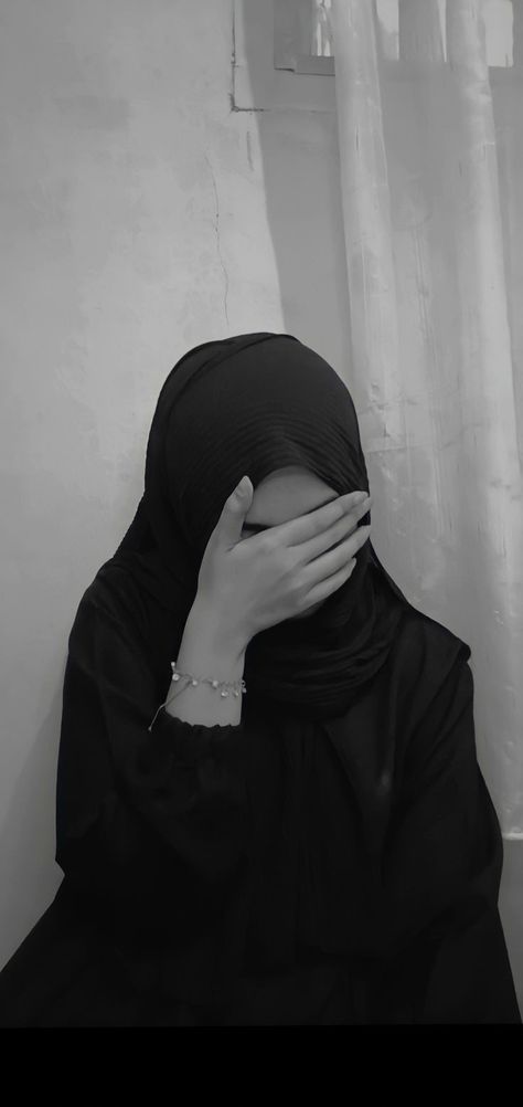 Face Hidden Poses Aesthetic Hijab, Hijab Hide Face Dp Aesthetic, Hajibi Girl Aesthetic, Hijab Girl Snaps, Naqab Dp Aesthetic, Hijabi Dp For Instagram, Hijaab Pics For Dp, Hijab Aesthetic Dp, Niqab Dp