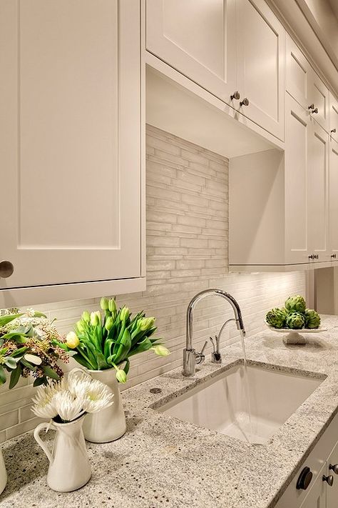 Kashmir White Granite, Kabinet Dapur, Herringbone Backsplash, Kitchen Backsplash Designs, Backsplash Designs, White Kitchen Design, Hus Inspiration, Granite Counters, Trendy Kitchen