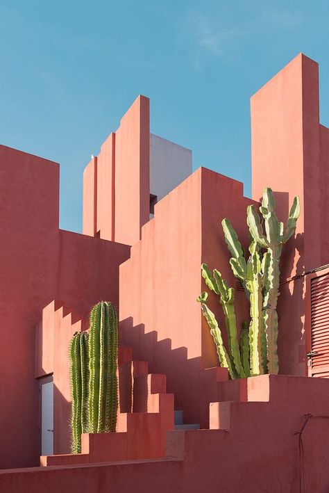 andrés gallardo captures the bold hues of ricardo bofill's 'la muralla roja' in spain Luis Barragan, Baroque Architecture, Spain Architecture, Arsitektur Art Deco, Architecture Cool, Ricardo Bofill, مركز ثقافي, Fotografi Urban, Soyut Sanat Tabloları