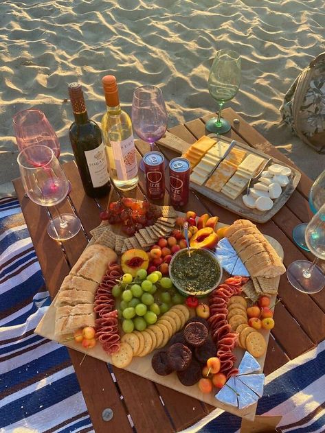 Pinic Food Ideas, Picknick Ideas, Picknick Date, Picnic Date Food, Sommer Mad, Picnic Inspiration, Date Recipes, Picnic Date, Läcker Mat