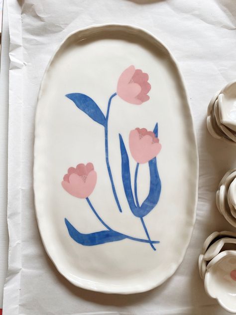 Handmade and handpainted Floral Ceramic Platter by Lisa Rupp Ceramic Cafe, Diy Pottery Painting, Ceramic Platter, Logan Utah, Paint Your Own Pottery, Cerámica Ideas, Keramik Design, Pottery Painting Designs, Diy Ceramic