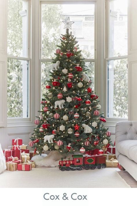 Christmas Tree Inspo, Red And Gold Christmas Tree, Christmas Tree Decorating Themes, Traditional Christmas Decorations, Illustration Noel, Gold Christmas Decorations, Traditional Christmas Tree, Christmas Tree Inspiration, Cool Christmas Trees