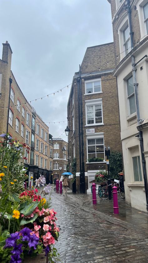 A street in london with nice bulidings an cloudy waether Cloudy Spring Aesthetic, Rainy London Aesthetic, London Aesthetic Vintage, Cloudy Day Aesthetic, Living In London Aesthetic, London Core, Rainy Day In London, Rainy Aesthetic, Rainy London