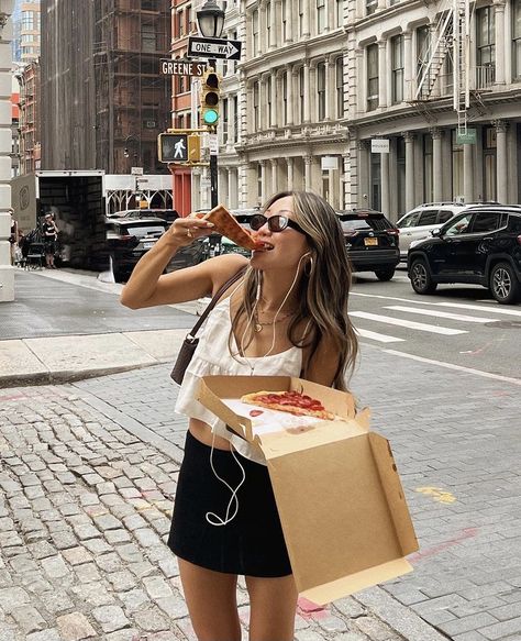New York Aesthetic Summer Outfits, Itsyuyann Outfits, Nyc Dump, Nyc Night Outfit, New York Outfits Spring, New York Spring Outfits, Spring Outfits Chic, Nyc Photo Ideas, Pizza Photography