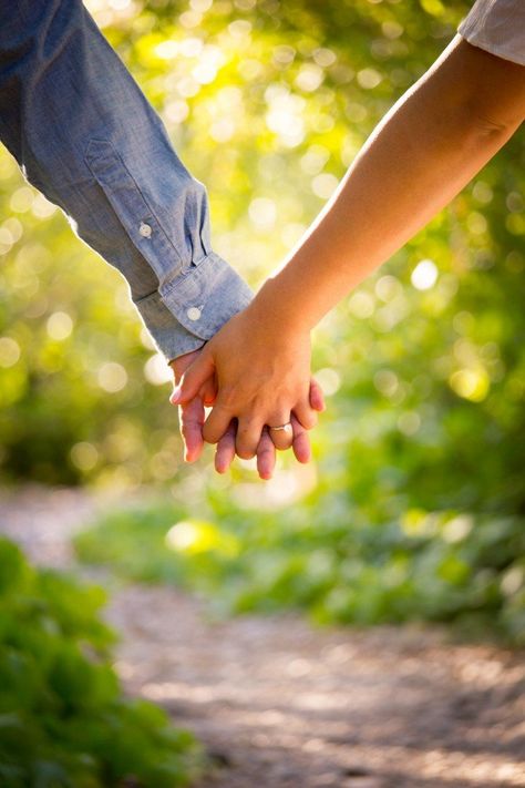 Holding Hands Pictures, Vieux Couples, Marriage Pictures, Love Your Wife, Couple Holding Hands, The Better Man Project, Dating World, Hand Pictures, Saving Your Marriage