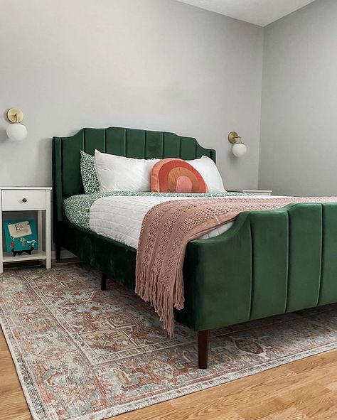 Bedding For Green Bed Frame, Emerald Green Bed Bedroom Ideas, Green Bed Frame Aesthetic, Bedroom Green Headboard, Bedroom With Green Headboard, Velvet Green Bed Frame, Green Bed Frame Decor, Dark Green Headboard Bedroom, Green Bedframe Aesthetics