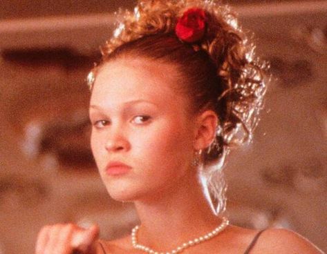 The Real Reason Julia Stiles Wanted to Be in 10 Things I Hate About You 10 Reasons Why I Hate You, 10 Things I Hate About You Hairstyles, Julia Stiles 90s, Julie Stiles, Julia Styles, Kat Stratford, Movie Credits, Career Lifestyle, Save The Last Dance