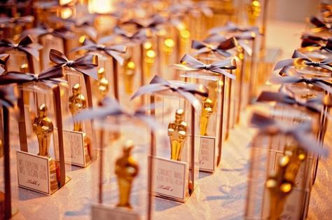 oscar themed wedding | For a Hollywood themed wedding - escort cards with Oscars (Photo by ... Hollywood Theme Party Favors, Hollywood Themed Wedding, Cinema Themed Wedding, Old Hollywood Party, Hollywood Prom, Oscars Theme Party, Old Hollywood Theme, Movie Theme Wedding, Red Carpet Theme