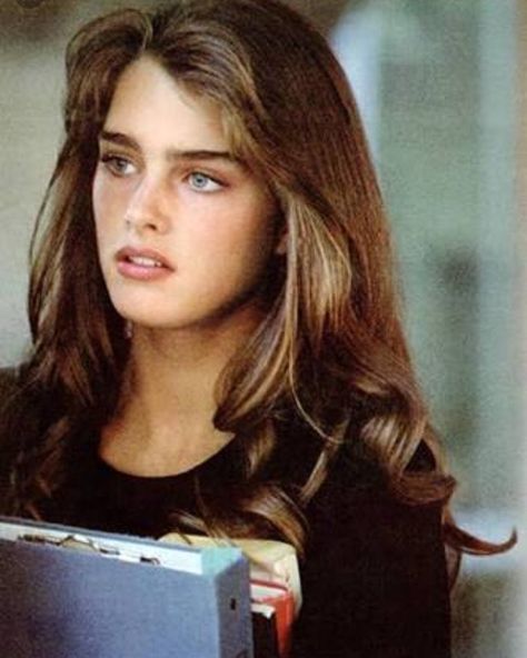 Natural Beauty Tips, Eyebrow Grooming, Pose Model, Elizabeth Hurley, 90s Hairstyles, Brooke Shields, Brown Blonde Hair, Grunge Hair, Hairstyles With Bangs