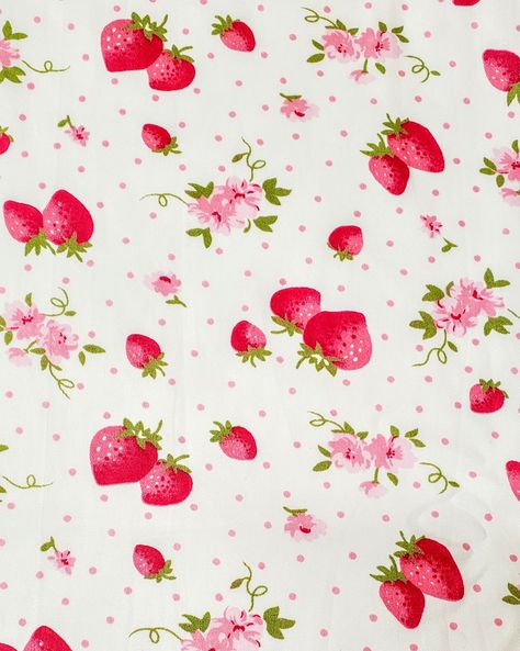 Adorable red strawberry quilting fabric perfect for summer sewing! Strawberry Fabric Print, Summer Fabric Prints, Strawberry Elephant, Rh Decals, Cherry Stuff, Strawberry Fabric, Bee Quilt, Milkmaid Dress, Sewing Easy