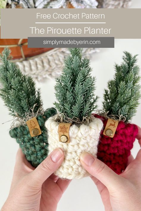 Three mini fir trees with crochet pot covers in green, off white, and red and leather Christmas themed tags attached by a screw Natal, Amigurumi Patterns, Christmas Basket Gift Ideas, Crochet Planter Cover, Crochet Planter, Crochet Vase, Gift Ideas 2023, Crochet Towel Holders, Planter Cover