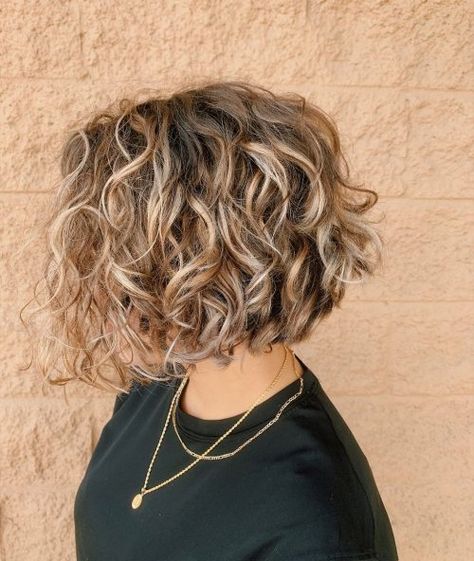 14 Short Choppy Bob Haircuts to See Before Your Next Cut #choppybobhairstyles Pelo Bob Ondulado, Short Choppy Bob, Short Curly Bob Haircut, Kort Bob, Bob Haircut Curly, Choppy Bob Haircuts, Angled Bob Hairstyles, Bangs Curly, Bob Hairstyles For Thick