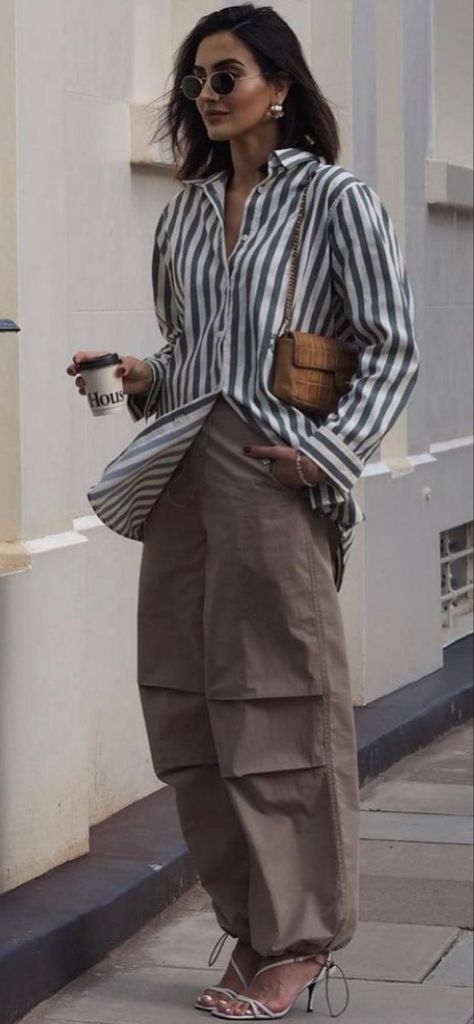 Summer Fashion Week Street Style, Street Style Summer Outfits Inspiration 2023, Smart Street Style Women, Summer Trendy Outfits 2023, Street Style Looks 2023, What To Wear With Parachute Pants, Summer Street Style 2023 Women, Parachute Pants Street Style, Parachute Trousers Outfit