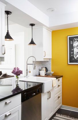 kitchen - love, love, love the yellow accent wall Yellow Accent Wall, Townhouse Makeover, Yellow Kitchen Accents, Yellow Kitchen Walls, Yellow Accent Walls, Mini Bad, Kitchen Walls, Yellow Interior, Dark Walls