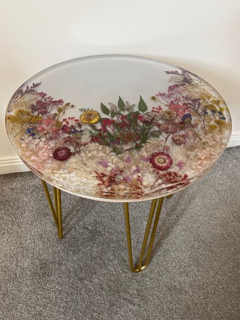 Side table coffee table epoxy resin with natural dried flowers made from epoxy resin.  Bring the beauty of outside into your home with this beautiful epoxy resin coffee table with natural dried flowers This handcrafted resin coffee table is the perfect combination of functionality and artwork.  Unique design: Each coffee table is unique as they are made from real, dried flowers embedded in transparent and coloured epoxy resin. The result is a stunning combination of nature and art that will enha Nature, Resin Flower Table, Keep Bananas Fresh, Coffee Table Epoxy, Colored Epoxy Resin, Changing Life, Artwork Unique, Colored Epoxy, Natural Dried Flowers
