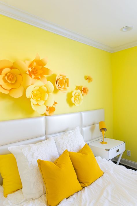 Imagine waking up to this cheerful yellow bedroom every morning! Yellow Bedroom Walls, Yellow Room Decor, Adelaine Morin, Yellow Bedroom Decor, Yellow Room, Yellow Living Room, Yellow Interior, Yellow Bedroom, Yellow Colour