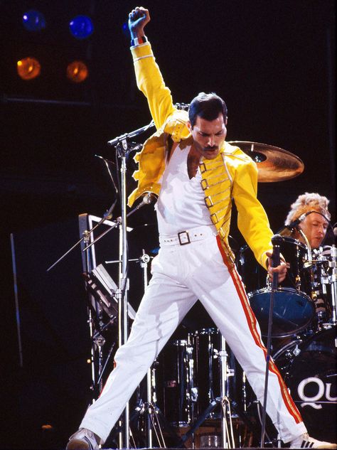 24 Pictures That Prove Freddie Mercury Was The Ultimate Rock Star Queen Songs, Look Disco, Mode Rock, King Of Queens, Roger Daltrey, Freddy Mercury, We Are The Champions, Noel Gallagher, Musica Rock