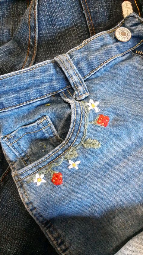 Cross Stitch design Floral Sewing Pattern, Embroidery On Shorts Diy, Embroidery Designs Strawberry, Embroidery Jumper Diy, Simple Strawberry Embroidery, Iron On Patches Ideas Clothes Denim, Star Embroidered Jeans, How To Embroider Strawberries, Cute Embroidery Strawberry