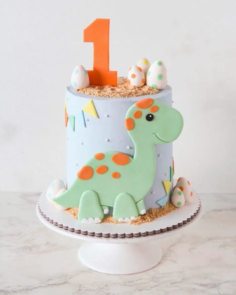 Cute Dinosaur Cake Ideas for Boys - A Pretty Celebration One Year Old Dinosaur Cake, Dino First Birthday Smash Cake, 1 Year Birthday Dinosaur, Baby Dinosaur First Birthday Party, 1st Boy Birthday Cake, Dino Bday Cake, Dinosaur Cake First Birthday, 1st Birthday Dinosaur Theme Cake, 1st Birthday Cake Dinosaur