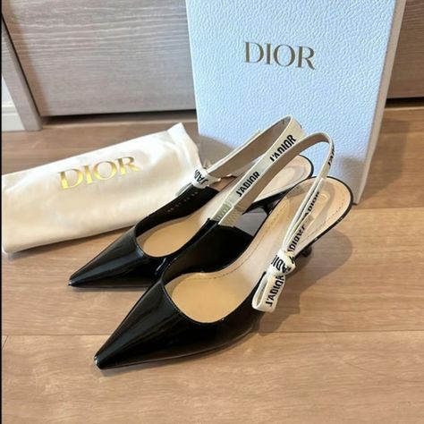 Christian J’ADIOR Slingback Black Patent Sandals Shoes Pump Dior Heels, Dior Shoes Heels, Dior Star, Dior Shoes, Bow Flats, Bvlgari Bags, Slingback Pump, Burberry Bag, Black Pumps