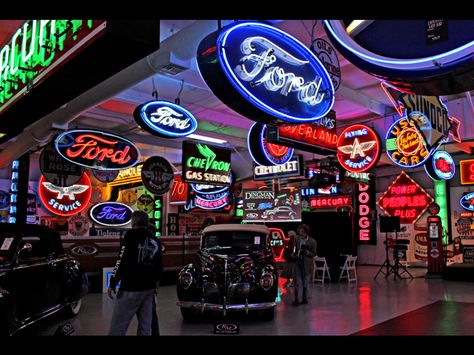 Garage Neon Signs, Neon Room Aesthetic, Auto Furniture, American Garage, Monster Garage, Vintage Aesthetic Retro, Classic Car Garage, Arcade Room, Garage Loft