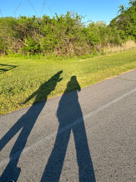 Picnic, Dates, Firstdate ideas , first date, outside, pretty picinic, shadows, best friends, sunshine, summer asthetic Dating Asthetic Picture, Dating Best Friend, First Date Aesthetic, Hosting Era, Dating Aesthetic, Friends Date, Picnic Dates, Friend Dates, Date With Friends