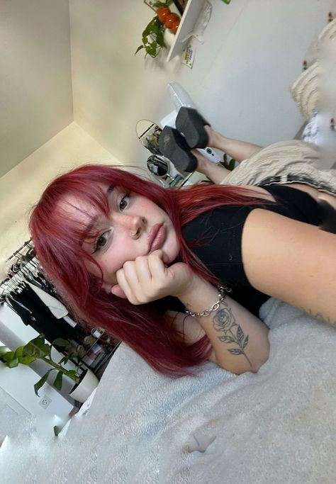 GORGEOUS RED HAIR COLOR IDEAS FOR GIRLS - color de pelo rojo Soft Bangs Red Hair, Outfits For Cherry Red Hair, Cherry Hair Girl, Red Hair And Fringe, Red Hair Bangs Short, Short Hair With Dye, Bangs On Red Hair, Outfits To Wear With Red Hair, Wine Red Hair With Bangs