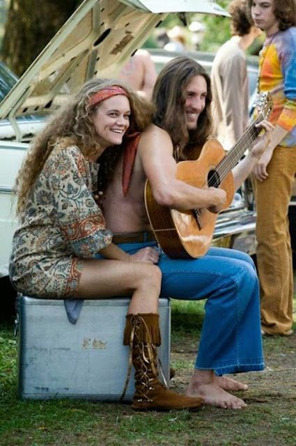 vintage everyday: Girls of Woodstock – The Best Beauty and Style Moments from 1969 Woodstock Fashion, 1969 Woodstock, Mundo Hippie, Woodstock Hippies, 1960s Hippie, Woodstock Music, Hippie Movement, Boho Chique, Woodstock 1969