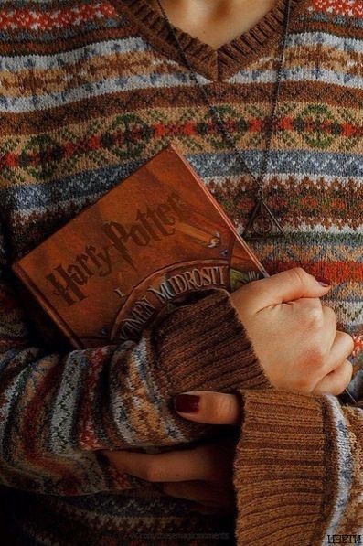 Fall Aesthetic Harry Potter, Delphi Riddle, Nails Fall Aesthetic, Fall Books To Read, Hogwarts Outfit, Gilmore Rory, Books Autumn, Rory Gilmore Style, Warm Fall Outfits