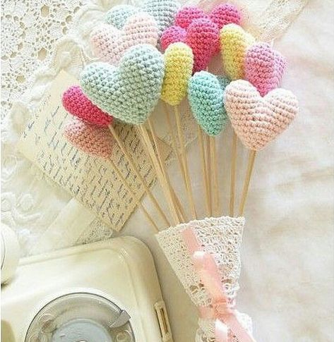 Gubahan Bunga, Crochet Bouquet, Valentines Crochet, Crochet Amigurumi Free Patterns, Crochet Diy, Easter Crochet, Crochet Heart, Crochet Flower Patterns, Love Crochet