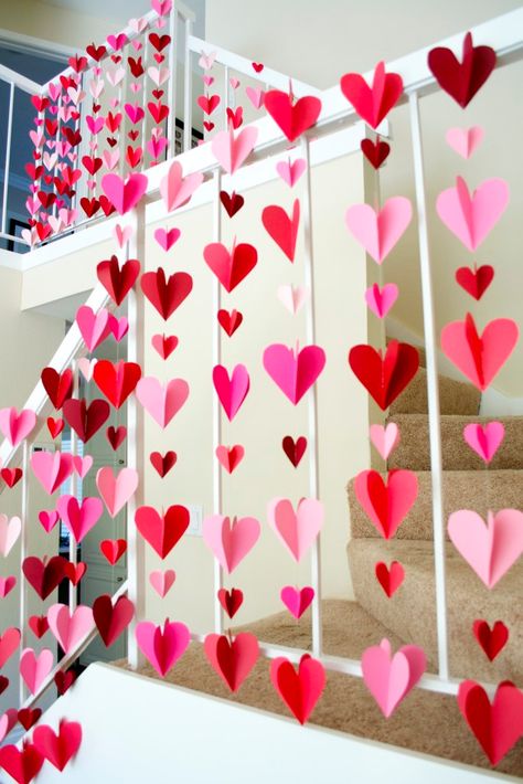 Decorate with hearts for Valentine's Day, a wedding, or just because. Click here for 25 Easy Paper Heart Crafts Tutorials.#thecraftyblogstalker#paperheartcrafts#paperhearts#diyvalentines Valentijnsdag Diy, Saint Valentin Diy, San Valentin Ideas, Diy Dekor, Diy Valentine's Day Decorations, Diy Valentines Decorations, Diy Valentine, Heart Garland, Romantic Decor