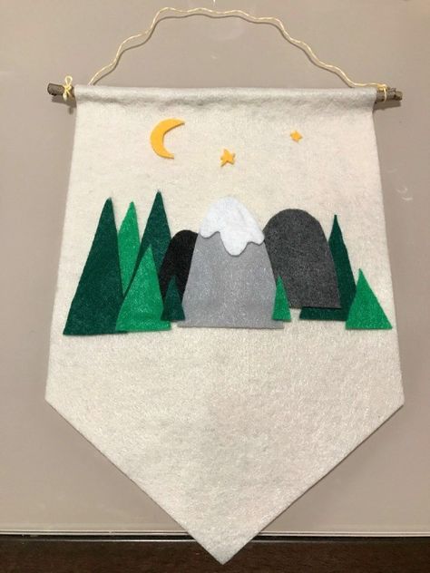 Using the theme of your choice, you can make a cute felt pennant for your child's room. This is a guide about how to make a pennant flag for a kid's room. Camp Flags Diy, Camp Pennant Flags, Camp Flag Ideas, Diy Felt Banner, Diy Flag Banner, Flag For Room, Pennants Diy, Diy Pennant, Room Flags