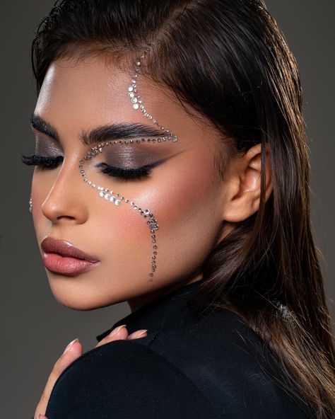 Catwalk Makeup Runway, Sci Fi Makeup Looks, Reputation Makeup Ideas, Avangard Makeup, Reputation Makeup, Reverse Eyeliner, Ballet Makeup, Moon Makeup, Catwalk Makeup