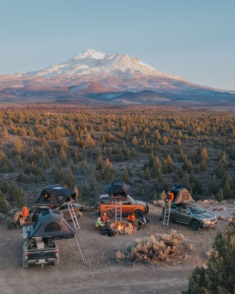 Car Rooftop Tent, Rooftop Tent Aesthetic, Tent On Top Of Car, Nature Girlie, Tent Kitchen, Roof Top Campers, Tent Aesthetic, Rooftop Camping, Tent Camping Aesthetic