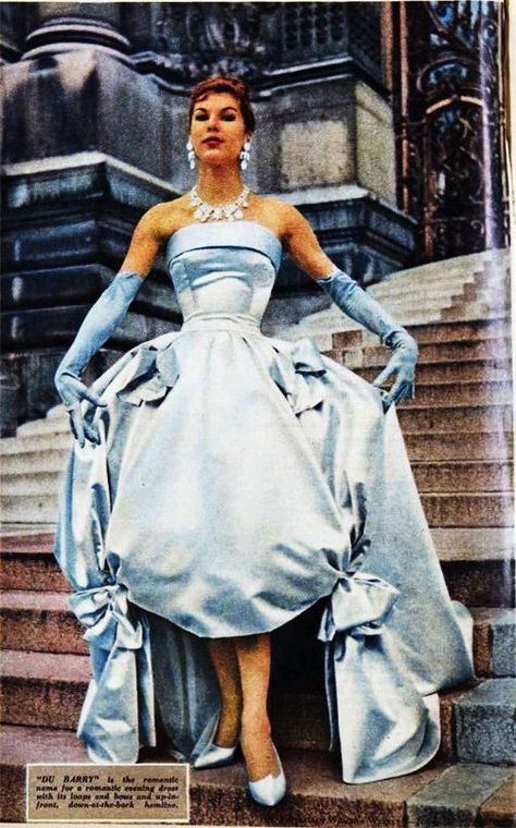 A 1957 dress from Christian Dior's Du Barry collection Cristian Dior, Mode Retro, Dior Collection, Dior Dress, Fashion 1950s, Dior Fashion, Vintage Dior, Vintage Gowns, Dior Couture