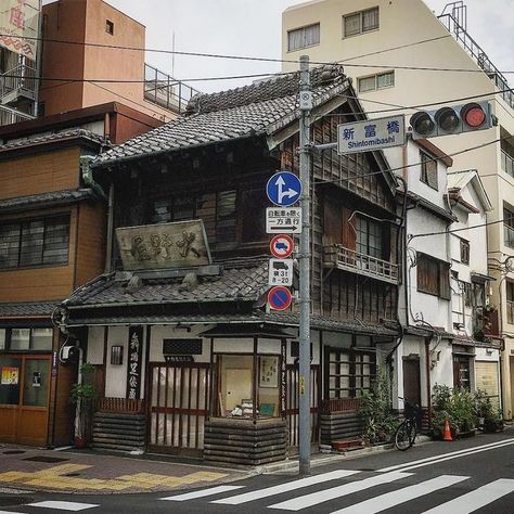 Japanese Buildings, Japanese Town, Building Aesthetic, Building Photography, Fotografi Kota, Street Corner, Japan Street, Photographie Portrait Inspiration, Street House