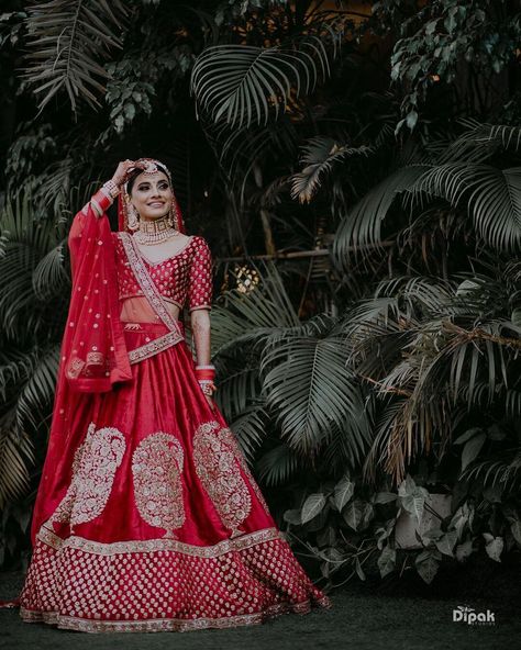 Stunning Sabyasachi Lehengas Spotted On Real Brides Bride Ghagra Poses, Indian Wedding Bride Poses, Bridal Single Poses, Bride Poses Outdoor, Ghagra Poses, Single Bride Poses, Bride Portrait Photography, Dulhan Pose, Bride Fashion Photography