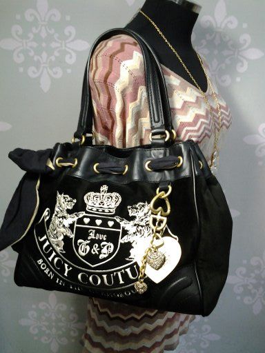 Juicy Couture black large daydreamer velour shoulder bag. Super cute I love the gold tag charms. www.myinstyleboutique.com Couture, 2000s Bags, Y2k Bags, Guess Fashion, Y2k Shoulder Bag, Juicy Couture Bag, Velour Bag, Purse Outfit, Gold Keychain