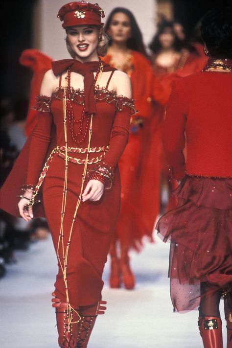 Best Chanel Runway Looks, Iconic Chanel Runway Looks, Couture, Red Fashion Runway, Chanel 1992 Runway, Chanel Runway Outfits, Runway Fashion 90s, Chanel Runway 90s, 90s Chanel Runway