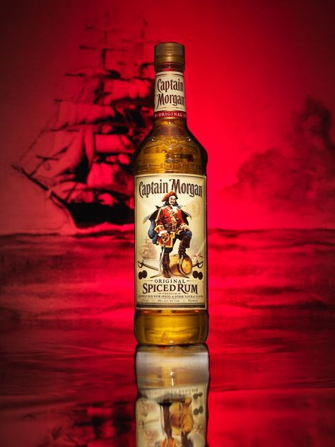 Rum Bottle Design, Rum Photography, Captain Morgan Drinks, Captain Morgan Bottle, Bottle Still Life, Whiskey Drinks Simple, Still Life Product Photography, Spice Logo, Captain Morgan Rum