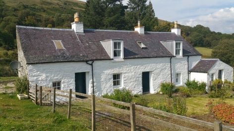 Scottish Croft, Scotland Cottage, House Exterior Uk, Cottage House Exterior, Ireland Honeymoon, Cottages Scotland, Scottish Cottages, Scottish House, Scottish Homes