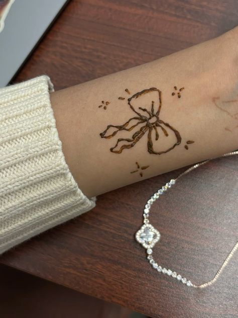 Bumble Bee Henna Tattoo, Easy Quick Henna Designs, Coquette Mehndi Designs, Small Henna Hand Designs, Simple Henna Ideas Hands, Thick Henna Designs Easy, Henna Simple Designs Hands, Henna Tattoo Designs Modern, Tattoos With Marker