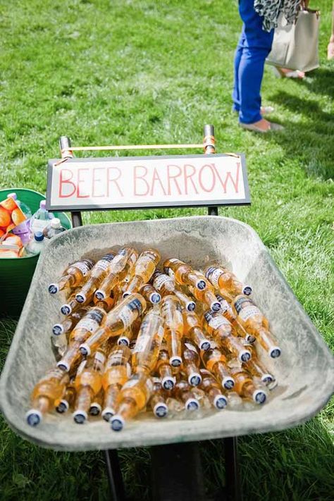 Beer Barrow, Festival Garden Party, Tropisk Fest, Backyard Bbq Wedding, Festival Themed Party, Backyard Bbq Party, Backyard Wedding Ceremony, Rustic Backyard, Bbq Wedding