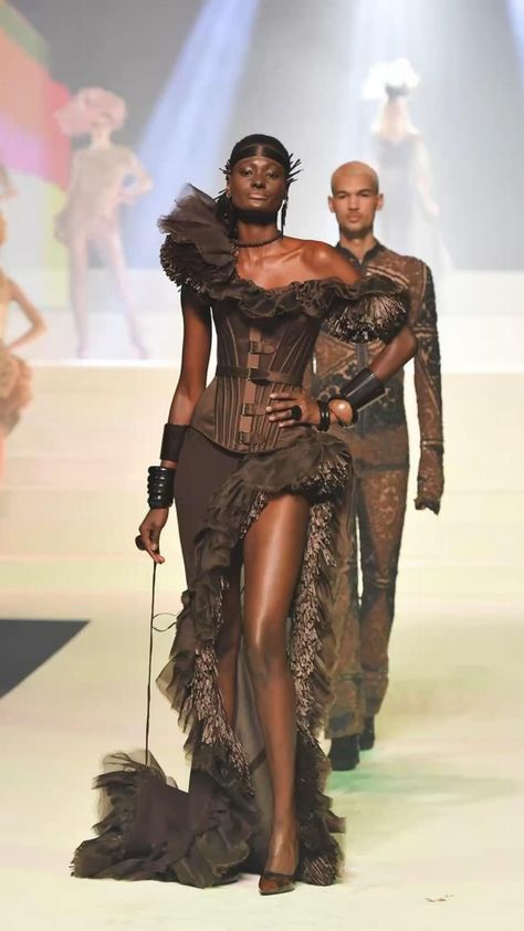 Recent Runway Fashion, Runway Fashion Gowns, Fashion Inspo Runway, Fashion Design Runway, Fashion Week Dresses Runway, Fashion History Aesthetic, Fantasy Inspired Fashion, Extravagent Fashion, Edgy Runway Fashion