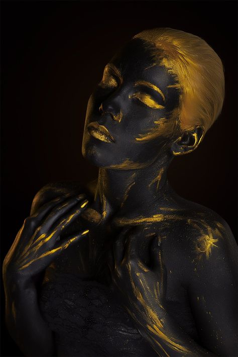 Paintings Tumblr, Photographie Art Corps, Body Art Photography, Paint Photography, Gold Bodies, Black Art Painting, Body Shots, Foto Art, Black Women Art