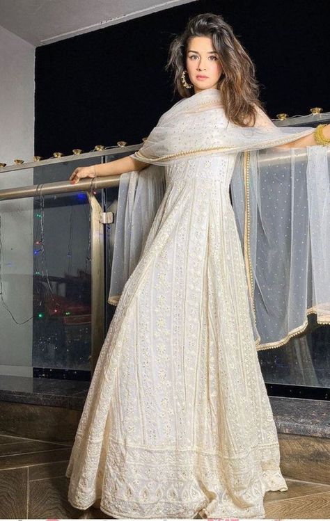 Pakistani Dresses Wedding, Wedding Anarkali, Salwar Suit For Women, Chikankari Anarkali, Anarkali Frock, Couple Outfit Ideas, Kaftan Gown, Gown Designer, Couple Wedding Dress