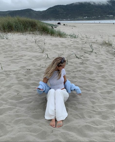 Comfy Beach Outfit Winter, Beach Bombfire Outfit, Windy Beach Day Outfit, Cold Beach Aesthetic Outfits, Cool Beach Weather Outfits, Beach Winter Outfit Ideas, January Beach Outfits, Cold Ocean Outfit, Chilly Lake Day Outfit