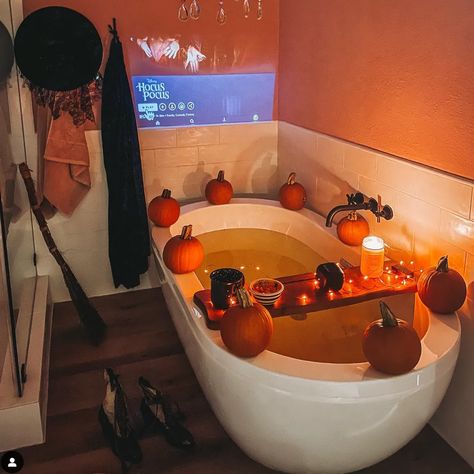 Autumn Bathroom Decor, Halloween Bathroom Decorations, House On The Water, Halloween Bathroom, Bathroom Big, Aesthetic 2024, Bathroom Decorations, Chill Room, Autumn Magic