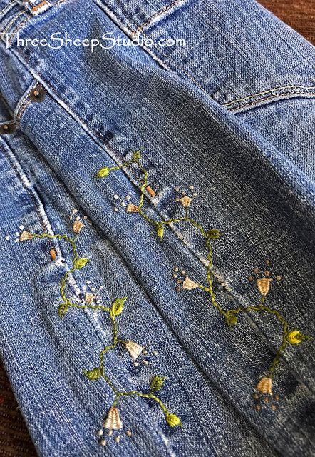 Hand Embroidery Jeans, Patching Jeans, Jeans Flowers, Sewing Flowers, Embroidery Jeans Diy, Vines Leaves, Embroider Ideas, Hand Stitches, Clothes Embroidery Diy