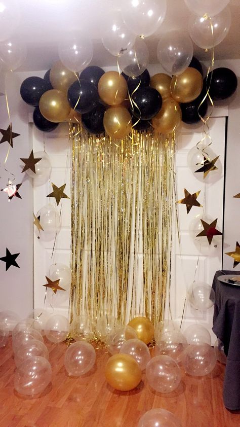 Backdrop On A Budget, New Years Backdrop, Birthday Celebration At Home, Unique Decoration Ideas, Simple Birthday Decoration, Party Backdrop Ideas, Diy Arch Backdrop, Oscar Party Decorations, Birthday Decoration At Home